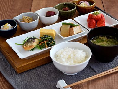 誰でも盛り付け上手に！お洒落な食卓を演出。スクエアの食器