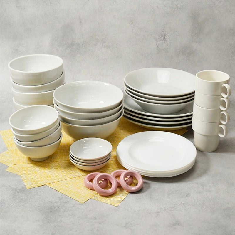 白い食器が10種類4つずつ入ったとってもお得なセットです！