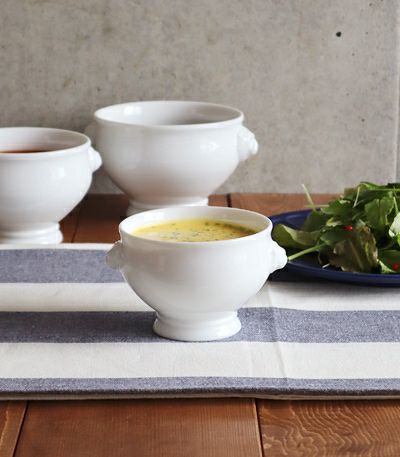 お家がフレンチレストランに！ライオンが横についている白磁のスープ 