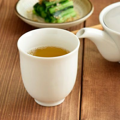 生活の中に自然となじむ、爽やかホワイトのシンプルな長湯呑み