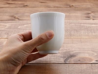 生活の中に自然となじむ、爽やかホワイトのシンプルな長湯呑み