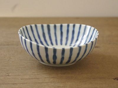 飽きがこない定番デザインのボウル！色鮮やかな十草模様が染付けられた