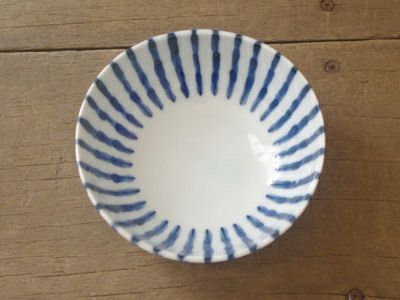 飽きがこない定番デザインのボウル！色鮮やかな十草模様が染付けられた