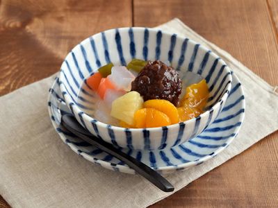 ありそうでなかなかない器！色鮮やかな十草模様で緩やかな三角形の取り皿