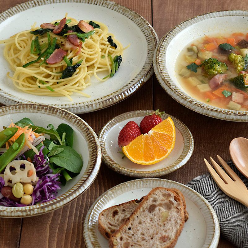 ナチュラルな雰囲気で使いやすいサイズのお皿を4枚セットにしました