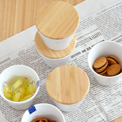 約8cmのマグカップやカップに対応。シリコンのパッキン付き木製の蓋です。