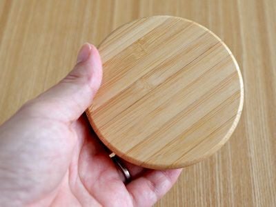 約8cmのマグカップやカップに対応。シリコンのパッキン付き木製の蓋です。