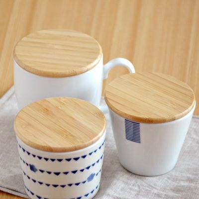 約8cmのマグカップやカップに対応。シリコンのパッキン付き木製の蓋です。