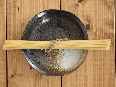 ダークな色合いで高級感がある黒備前、使いやすい中皿サイズのお皿（17cm）