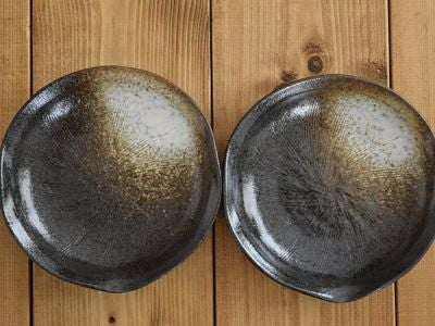 ダークな色合いで高級感がある黒備前、使いやすい中皿サイズのお皿（17cm）