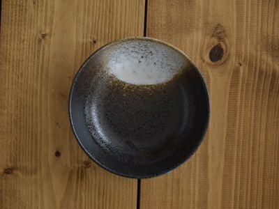ダークな色合いで高級感がある黒備前、使いやすい中鉢サイズのお皿
