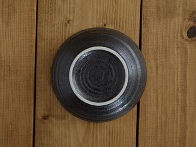ダークな色合いで高級感がある黒備前、使いやすい中鉢サイズのお皿