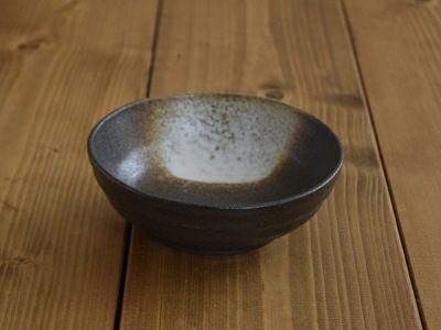 ダークな色合いで高級感がある黒備前、使いやすい中鉢サイズのお皿