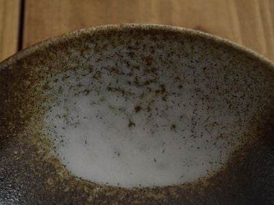 ダークな色合いで高級感がある黒備前、使いやすい中鉢サイズのお皿