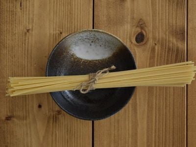 ダークな色合いで高級感がある黒備前、使いやすい中鉢サイズのお皿
