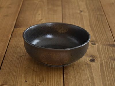 料理が映える、高級感溢れる黒備前。どんぶりにもなる多用鉢 （16cm）