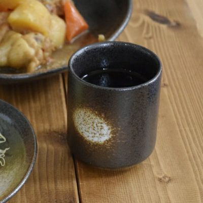 ダークな色合いで高級感がある黒備前、使いやすい中鉢サイズのお皿