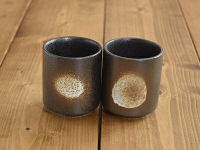ダークな色合いで高級感がある黒備前、筒状でキレイに重なる湯呑み茶碗