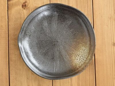 ダークな色合いで高級感がある黒備前、存在感抜群の片口節目の大皿