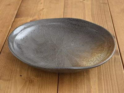 ダークな色合いで高級感がある黒備前、存在感抜群の片口節目の大皿