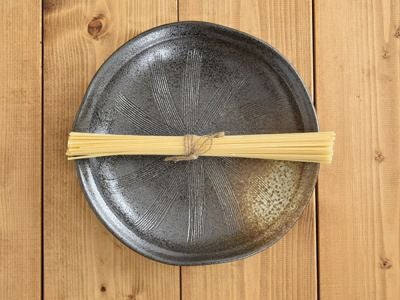 ダークな色合いで高級感がある黒備前、存在感抜群の片口節目の大皿