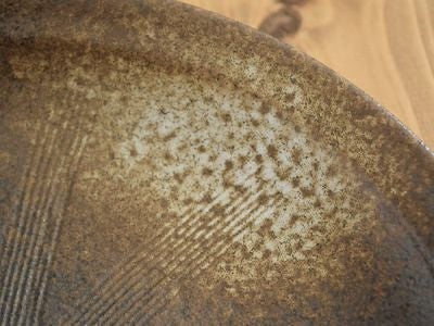 ダークな色合いで高級感がある黒備前、存在感抜群の片口節目の大皿