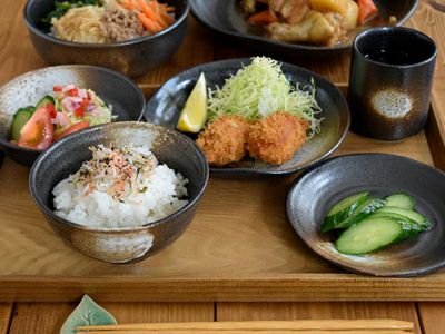 送料無料】備前焼のような作風で作られた和食器「黒備前」が揃ったセット