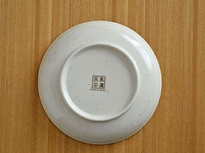 毎日活躍する磁器製の和食器中皿