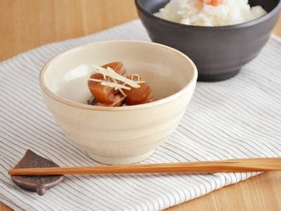 土の温かみを感じる陶器のご飯茶碗