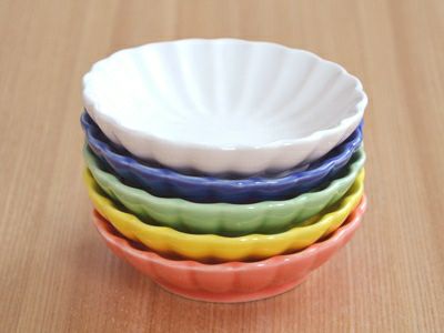 カラフルな5色のお皿が食卓に華を咲かす、菊の花の形が可愛い豆皿