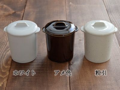寸胴型のお鍋が小さくなったような形の蓋付きココット3色セット