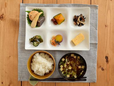 グッドデザイン賞受賞のおしゃれな仕切り皿。飲食店でも人気の器で