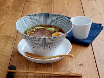 スタイリッシュなモダン台形ボウル。ラーメン鉢・うどん鉢など丼ぶりに