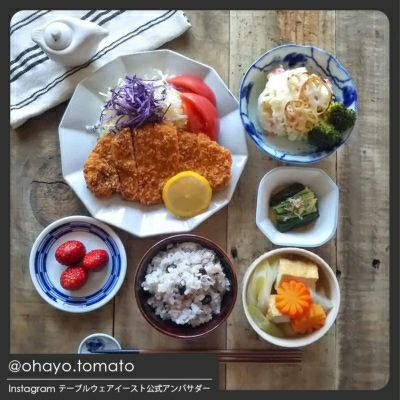 淡い色合いが温かみをたっぷりと感じさせる中皿。サラダ皿やデザート皿