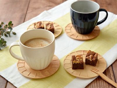 オリジナルブランドの木製コースター。お花の形がかわいい、トレーにも
