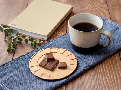 オリジナルブランドの木製コースター。お花の形がかわいい、トレーにも