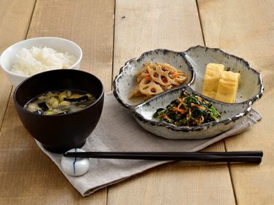 花型の3つ仕切り皿。おかずを入れて定食風に、副菜皿、おつまみ皿など