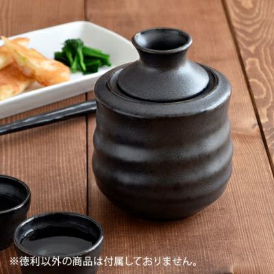 モダンな黒いぐい呑。高級感あるお猪口（おちょこ）で晩酌を楽しめる