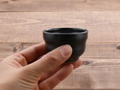 モダンな黒いぐい呑。高級感あるお猪口（おちょこ）で晩酌を楽しめる