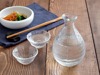 冷酒におすすめの風流な岩模様のお猪口（おちょこ）。人気のぐい呑
