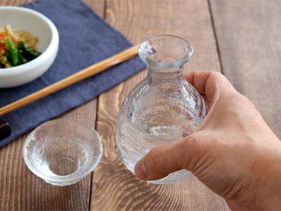 和のガラス徳利（とっくり）は、ガラス製でも電子レンジが使えます