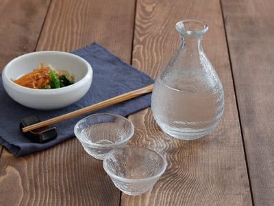 和のガラス徳利（とっくり）は、ガラス製でも電子レンジが使えます