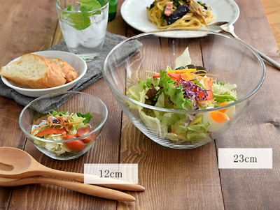 シンプルなガラスボウル。サラダボウルなどに使えるおしゃれな大鉢。夏