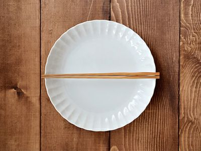 かわいいフリル型がおしゃれな当店オリジナルのプレート。パスタ皿や