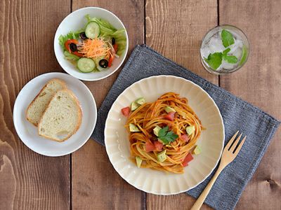 かわいいフリル型がおしゃれな当店オリジナルのプレート。パスタ皿や