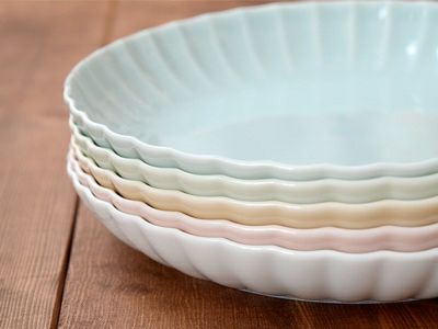 フリルデザイン陶器皿 直径約25cm かわいいフリル型がおしゃれな当店オリジナルのプレート。パスタ皿や