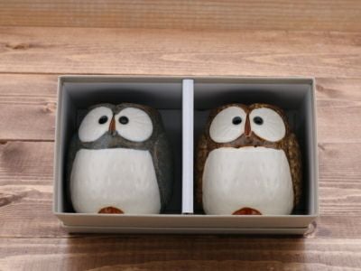 名入れ可能のかわいいフクロウ湯呑みペアセット。お祝いなどギフト