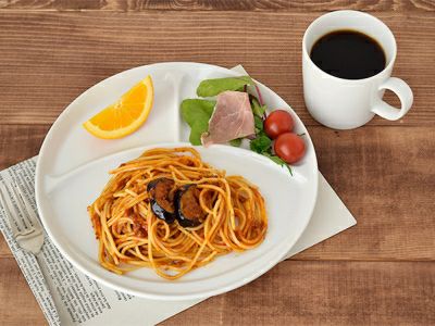 シンプルな丸型のランチプレート。3つ仕切りで朝食やディナーにも