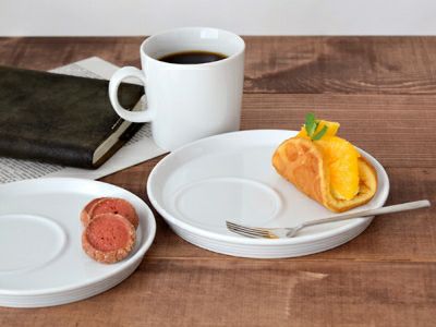 マグカップや小鉢を置けるスペースが付いた中皿。ケーキ皿に使える人気