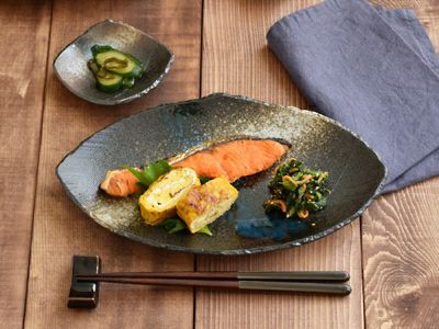 高級感ある黒海シリーズの長皿。サンマが一尾乗るサイズでサンマ皿に
